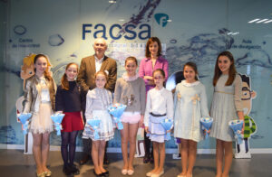 La reina infantil de las Fiestas de la Magdalena, Gal.la Calvo, visita junto a su Corte de Honor las instalaciones de FACSA